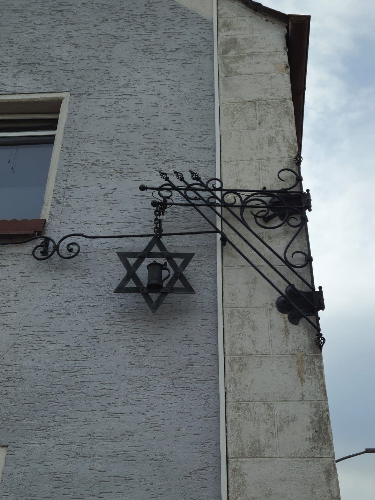 Abb. 10: Der Zoiglstern zeigt den Ausschank an (Neuhaus), Oktober 2023. Foto: Rebecca Koller