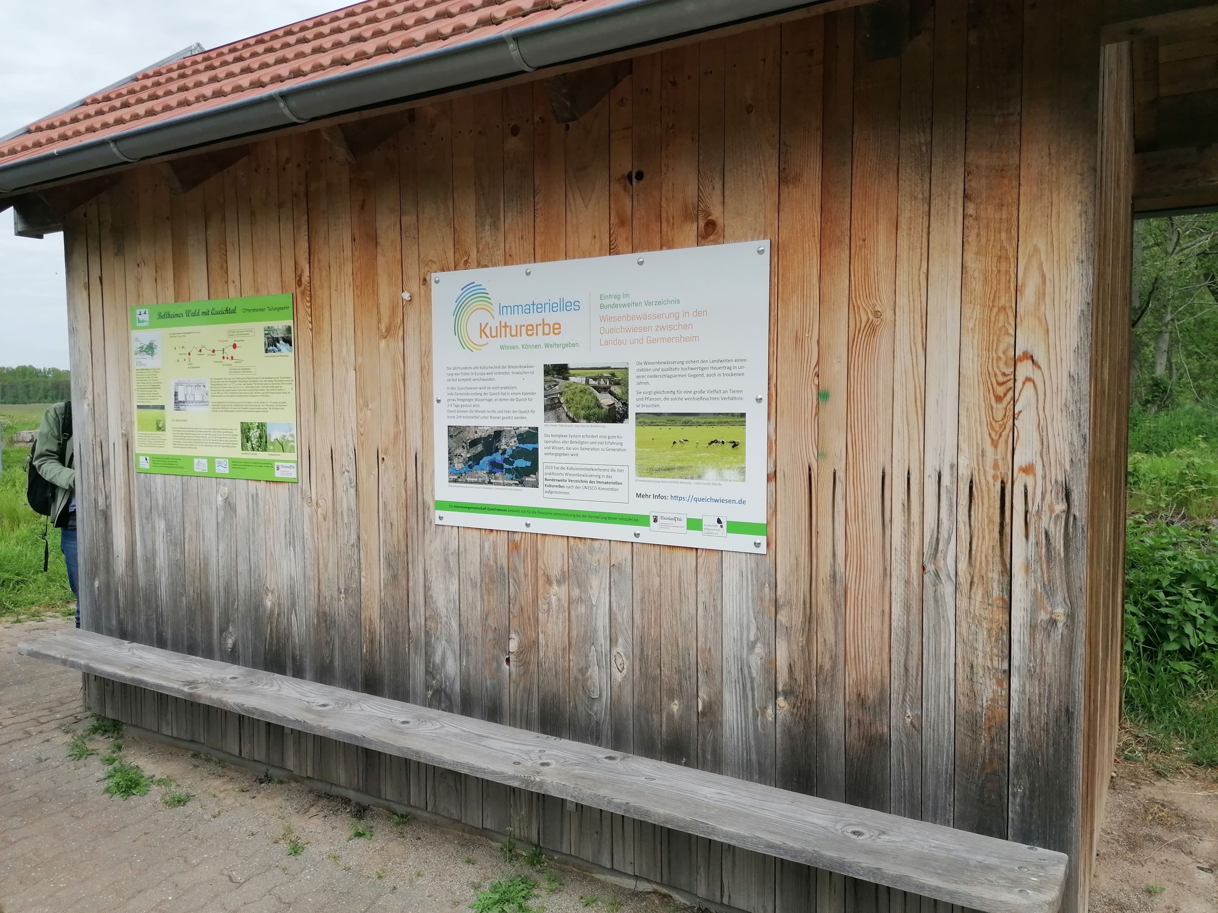 Abb. 2: Infotafel zum IKE der Queichwiesenbewässerung am Ottersheimer Teilungswehr, April 2024. Foto: Leonie Schäfer