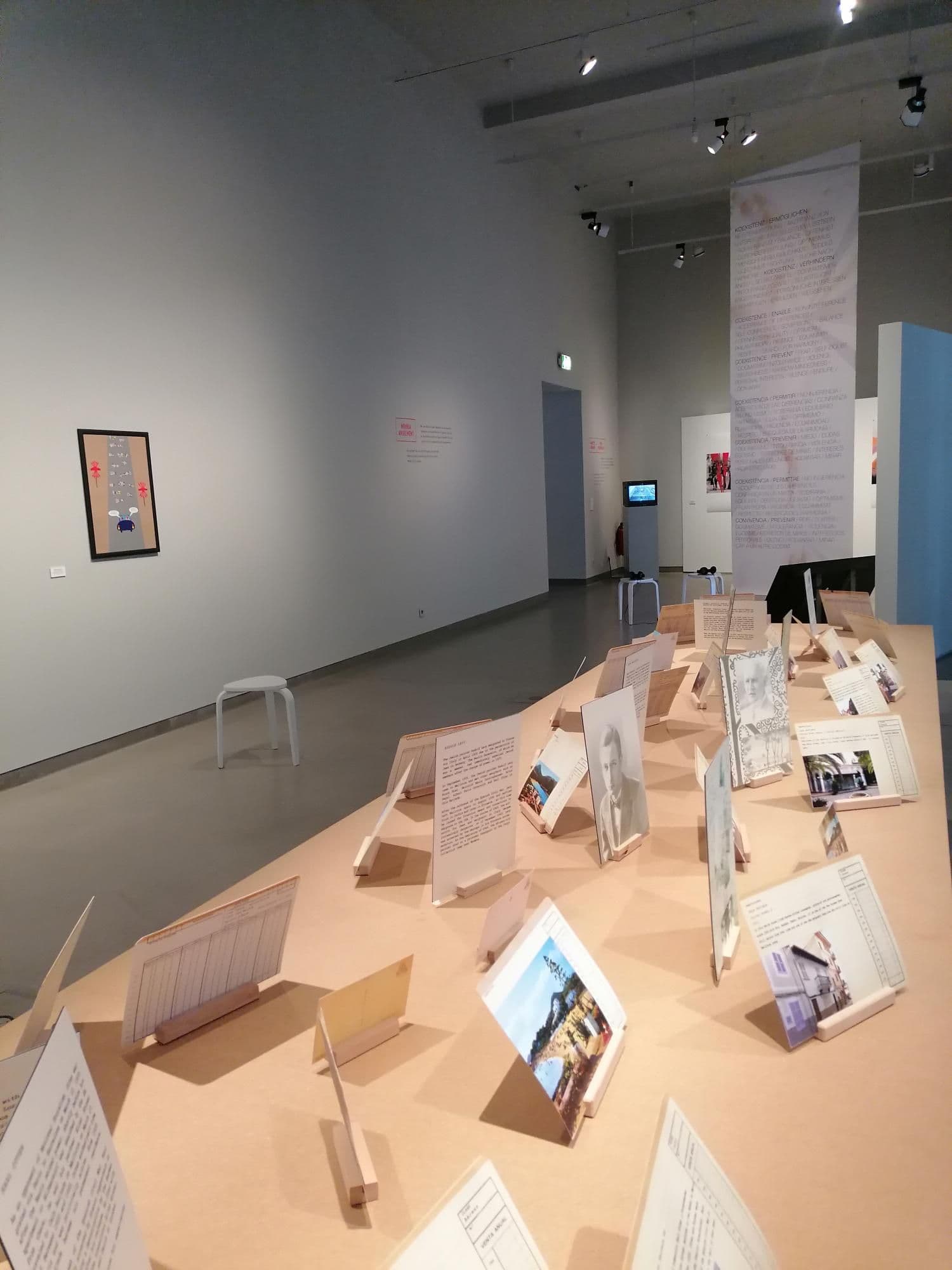 Abb.2: Die Künstler:innen Monika Anselment, Denys Blacker, Christoph Otto, Annette Riemann und Tom Theunissen, Stefanie Unruh, Ulrike Weiss und Jörg Zimmer leisten jetzt ihren Beitrag, diesen Bann des Schweigens zu brechen. (Foto: Nadja Breger)