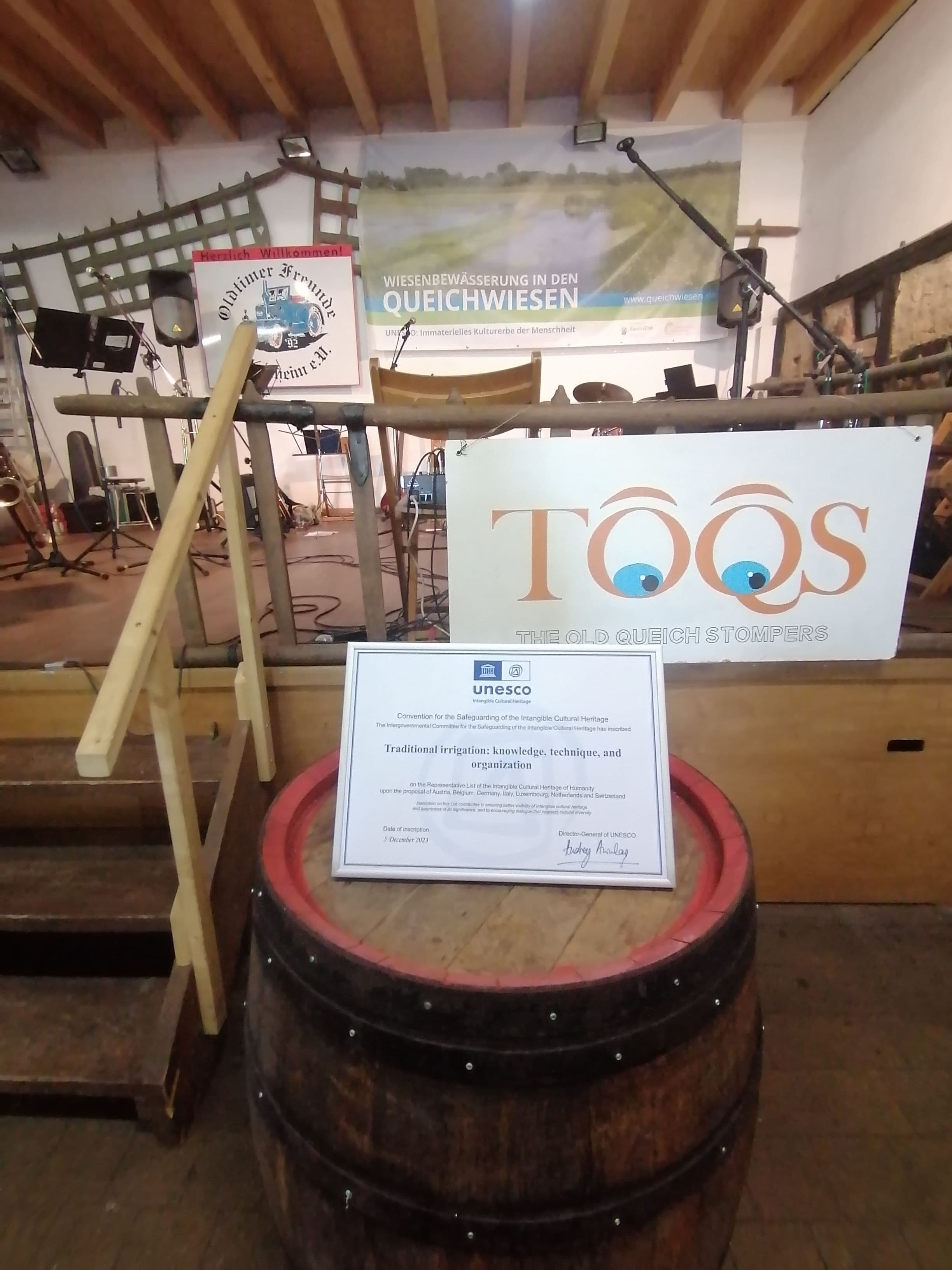 Abb. 5: UNESCO-Urkunde zur Aufnahme der Traditionellen Bewässerung in die „Repräsentative Liste des immateriellen Kulturerbes der Menschheit“ – Festakt in Ottersheim, April 2024. Foto: Leonie Schäfer