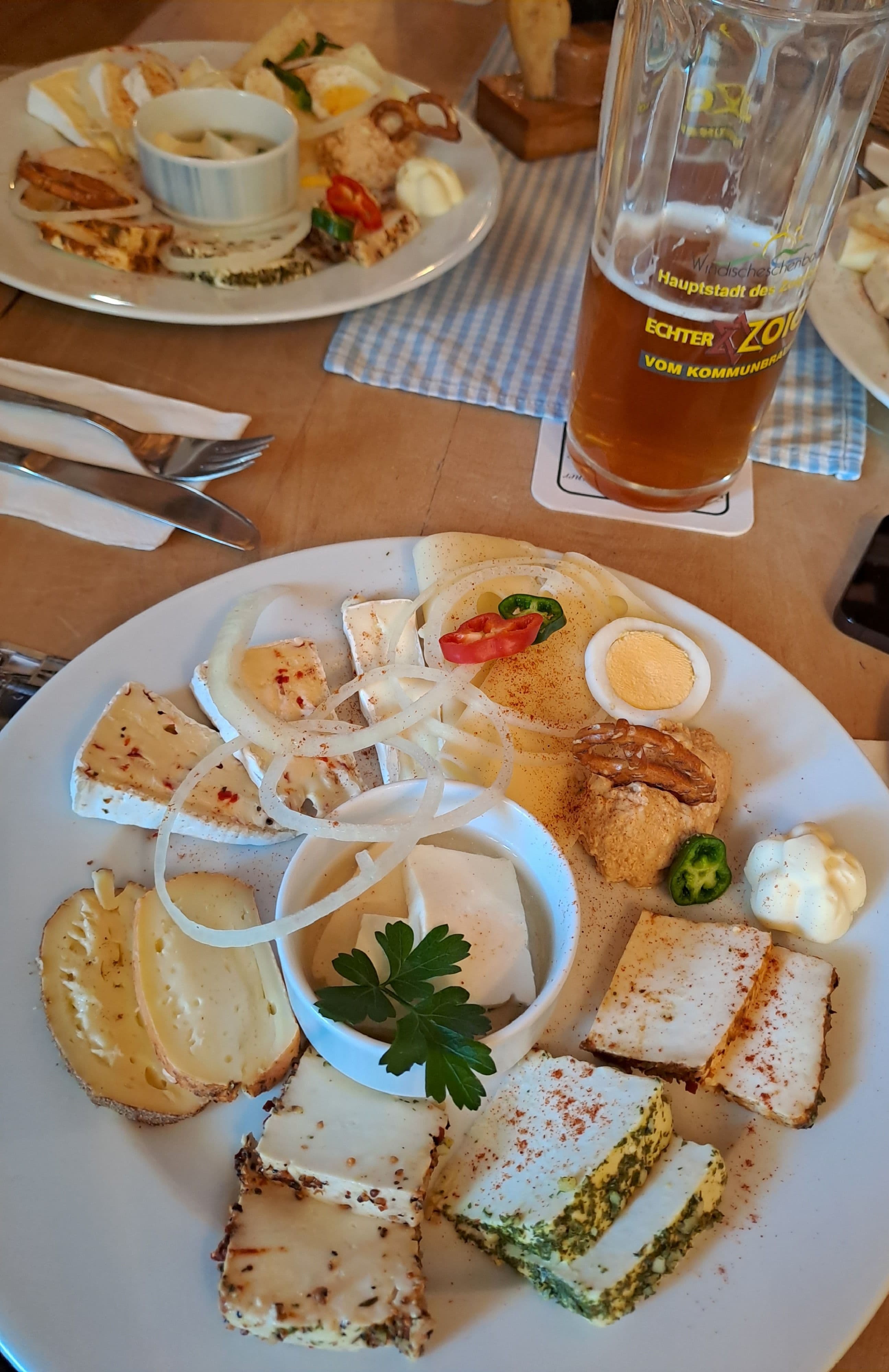 Abb. 7: Brotzeit in einer Windischeschenbacher Zoiglstube, Oktober 2023. Foto: Rebecca Koller