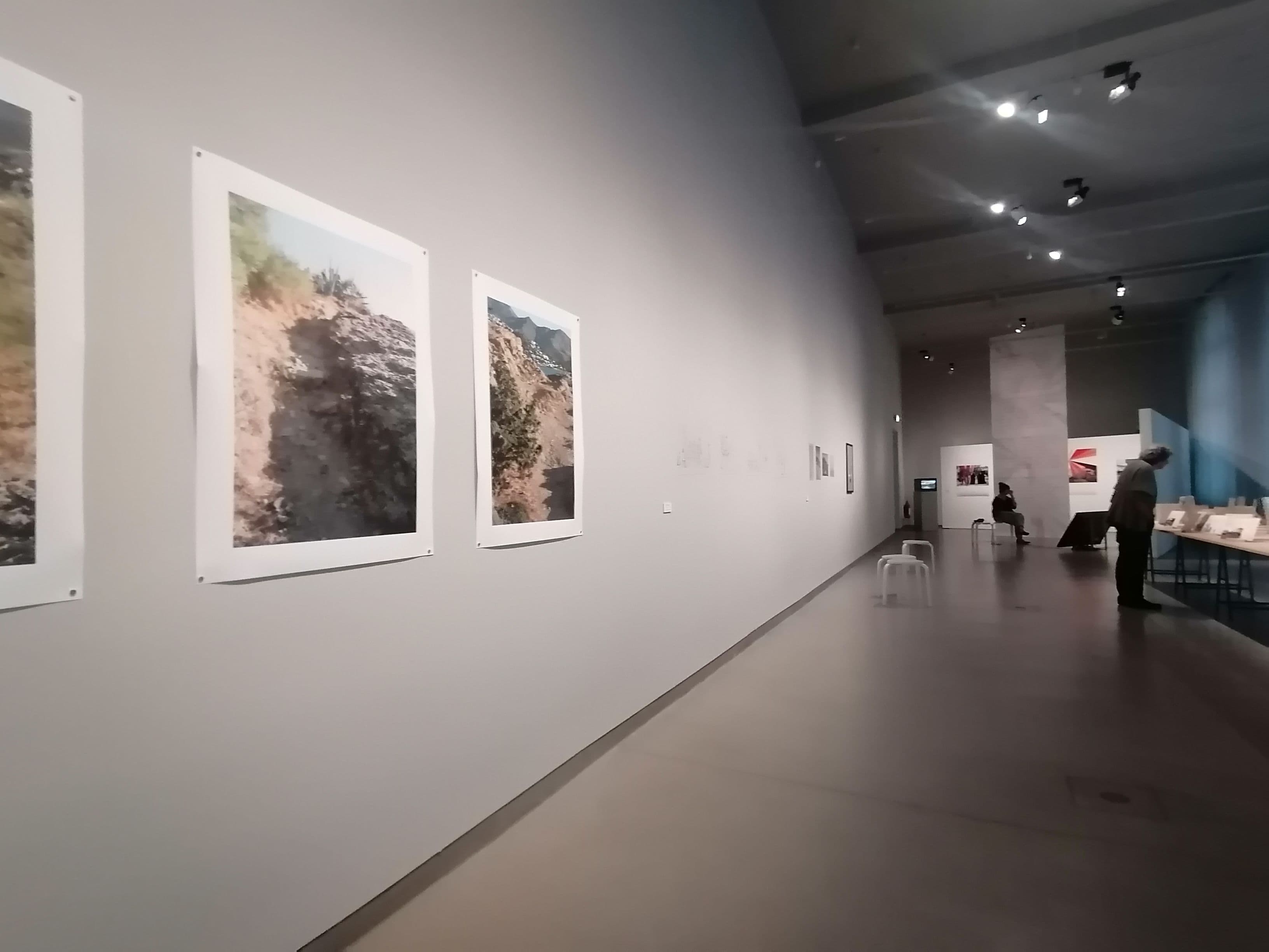 Fotos, Wandzeichnungen und Collagen von Monika Anselment links, rechts die Installation von Stefanie Unruh, zentral Fotos und Videos von Annette Riemann und Tom Theunissen. (Foto: Nadja Breger)