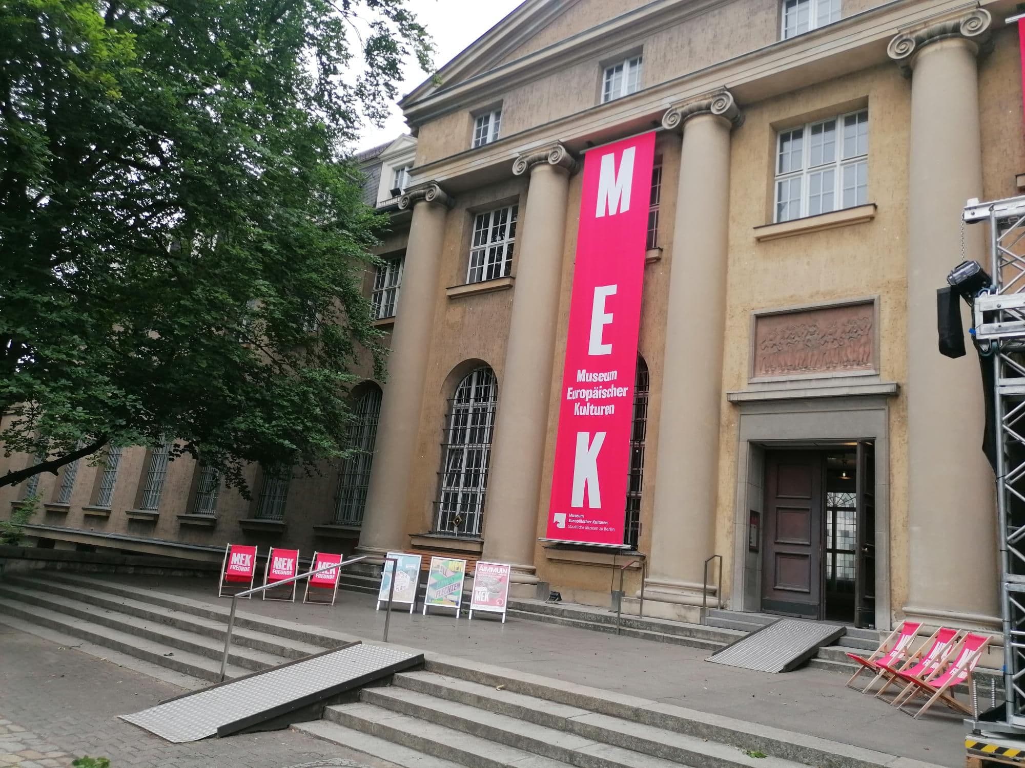 Die Liegestühle vor dem Eingang des MEK sorgen für Ferienstimmung in Dahlem. (Foto: Nadja Breger)