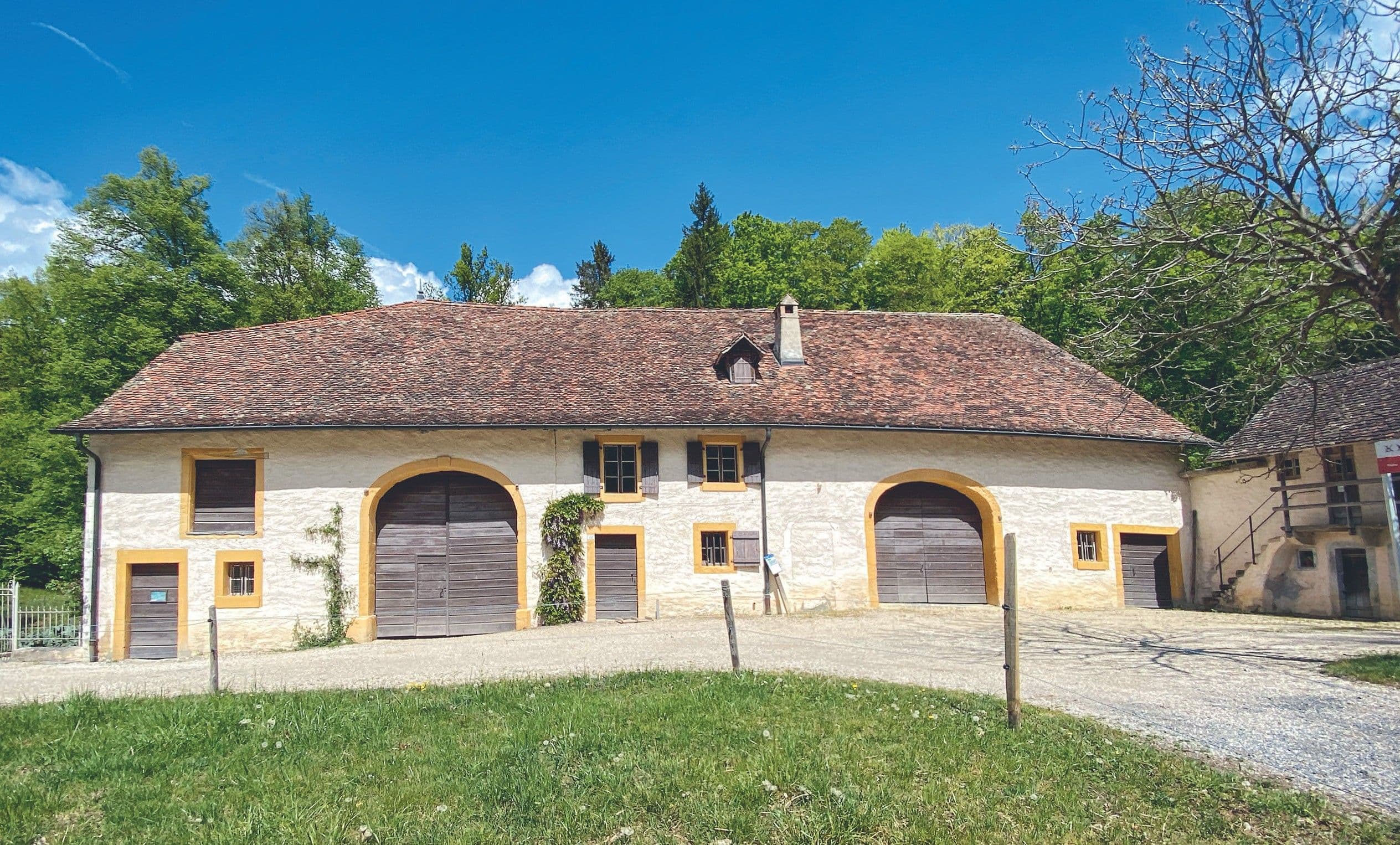 Freilichtmuseum Ballenberg, Mehrzweckgebäude aus Lancy, Südwestansicht. Das 1762 erstellte Gebäude wurde bis 1820 mehrfach erweitert und gehörte der Familie Guillierme. Sie waren Teil des aufstrebenden Bürgertums und wohnten in einem nahegelegenen Herrenhaus, während der Hof von Pächtern bewirtschaftet wurde. Foto: Ballenberg, Freilichtmuseum der Schweiz 2020.