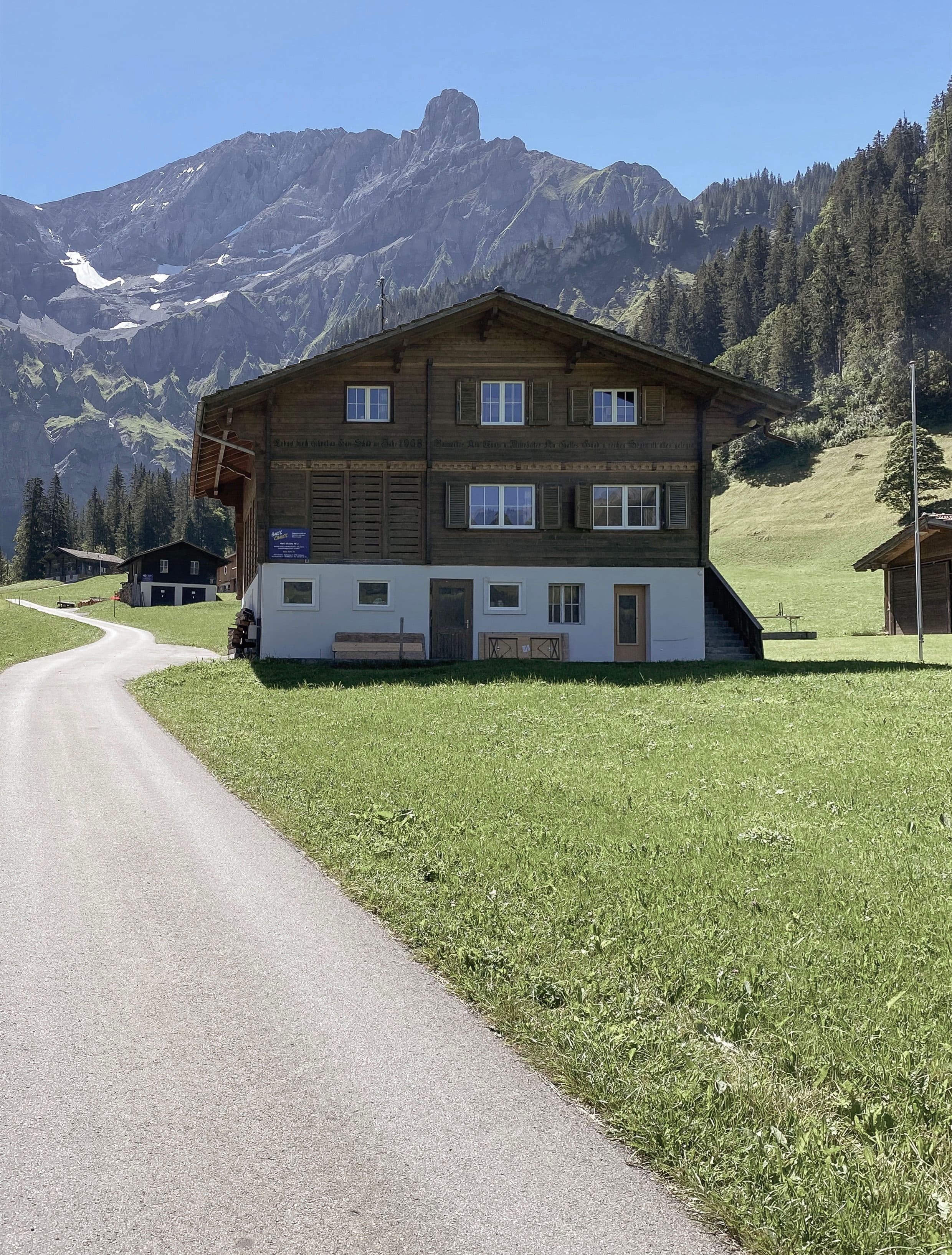Gebäude im Bondertal in Adelboden. Die Erscheinung des Hauses erinnert an den Vorgängerbau, der 1968 als erstes Gebäude ins Freilichtmuseum transloziert wurde. Das hier gezeigte Haus diente zunächst als Wohnhaus, Ökonomiegebäude und touristische Gruppenunterkunft. Heute ist es ein Zweifamilienhaus. Foto: S. Kunz, 2020.