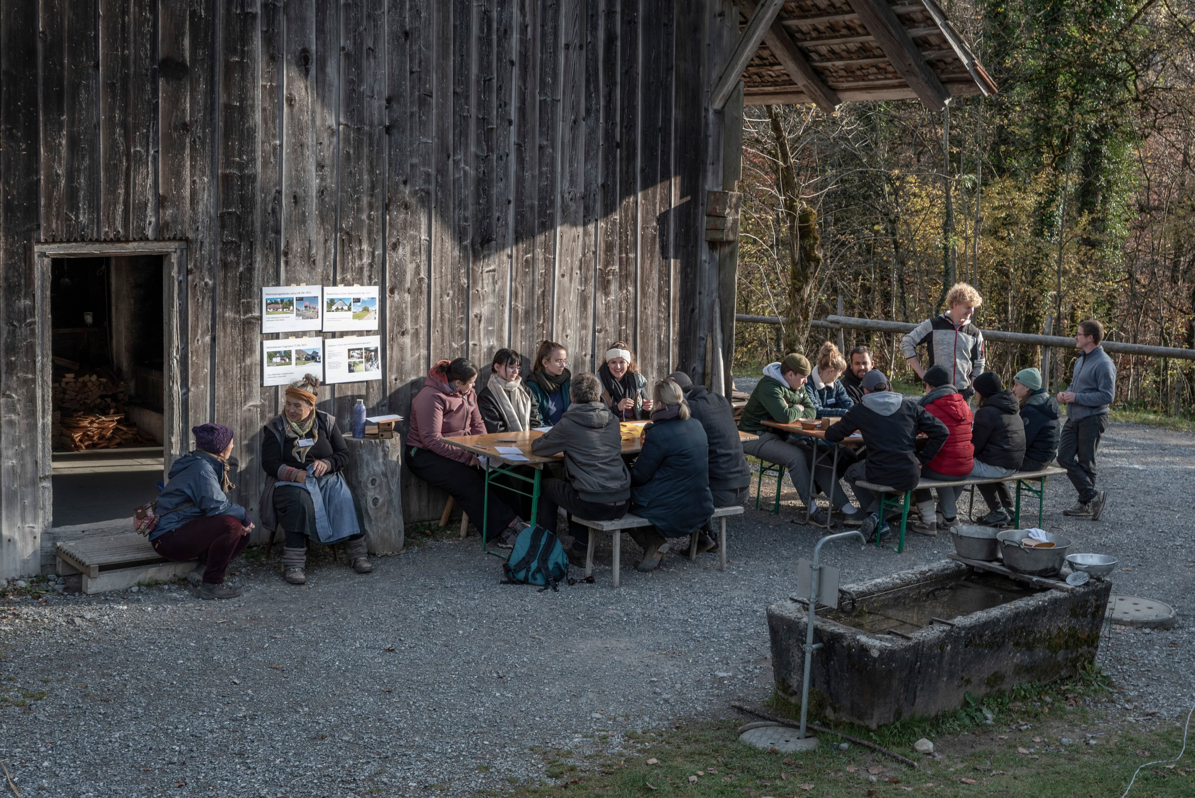 Workshop im Freilichtmuseum Ballenberg. Im Agora-Projekt «Hauswelten» werden Wege gesucht, Hausgeschichten im Spannungsfeld zwischen Freilichtmuseum und Herkunftsort digital und analog zu vermitteln. Foto: M. Wild, 2025.